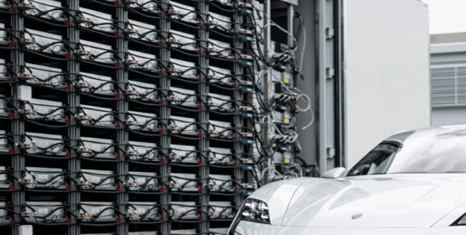 авто Porsche заряжается от системы хранения энергии