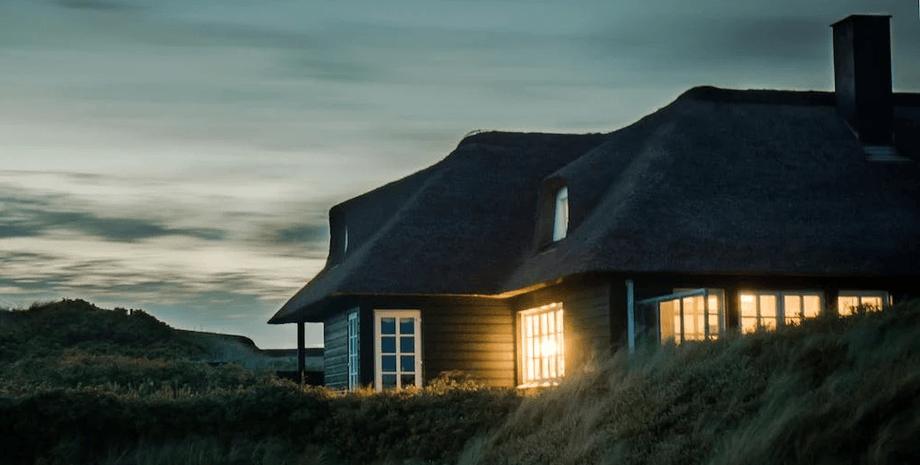 Дом в горах, жилье, заглянул под крыльцо, убежал от испуга, свет в окне, жуткая находка, жуткий дом, спрятанные вещи, осы