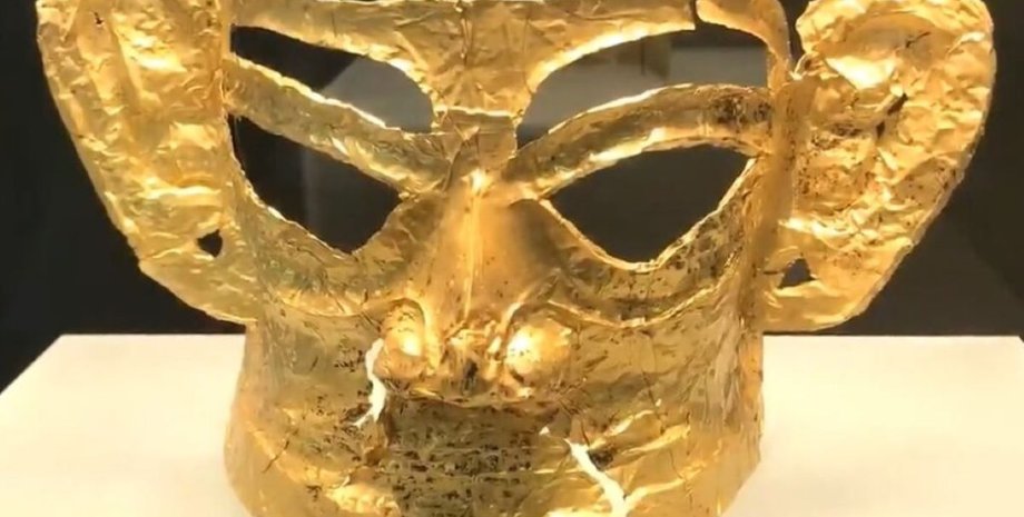 археологи раскопали золотую маску