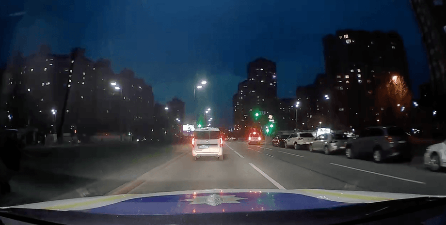 мотоцикли та авто у Києві під час тривоги