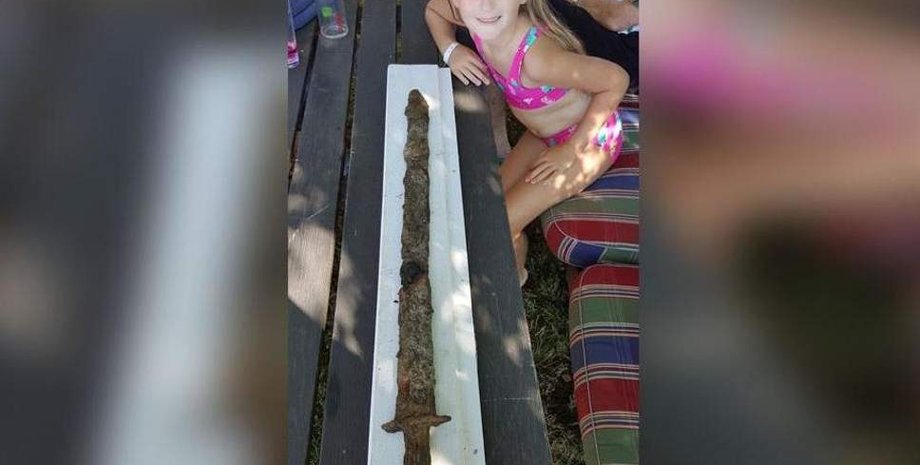 Сага Ваничек и найденный ею меч железного века. Фото: Andrew Vanecek