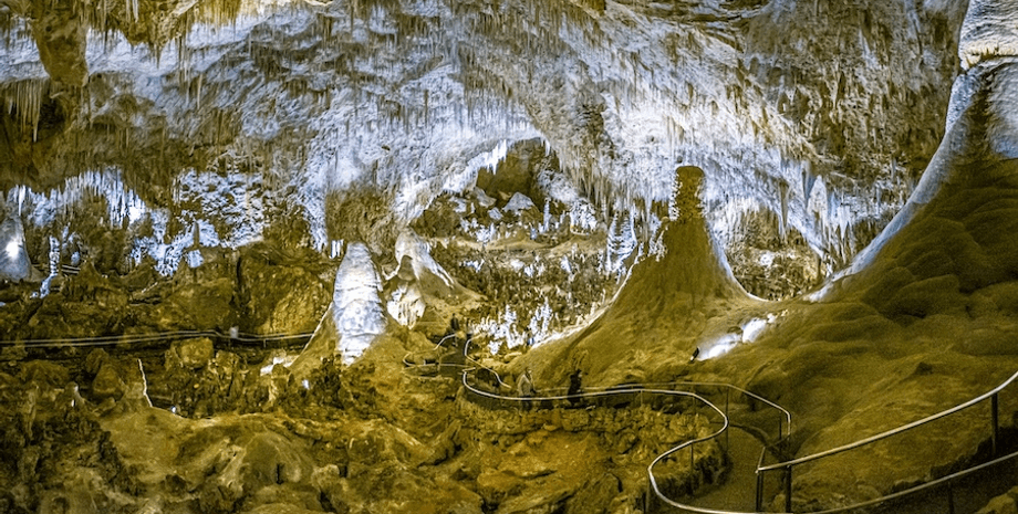 Карлсбадские пещеры в Нью-Мексико, пещера в США, пакет чипсов в пещере, среда жизни, запрещено приносить еду, экосистема заповедника