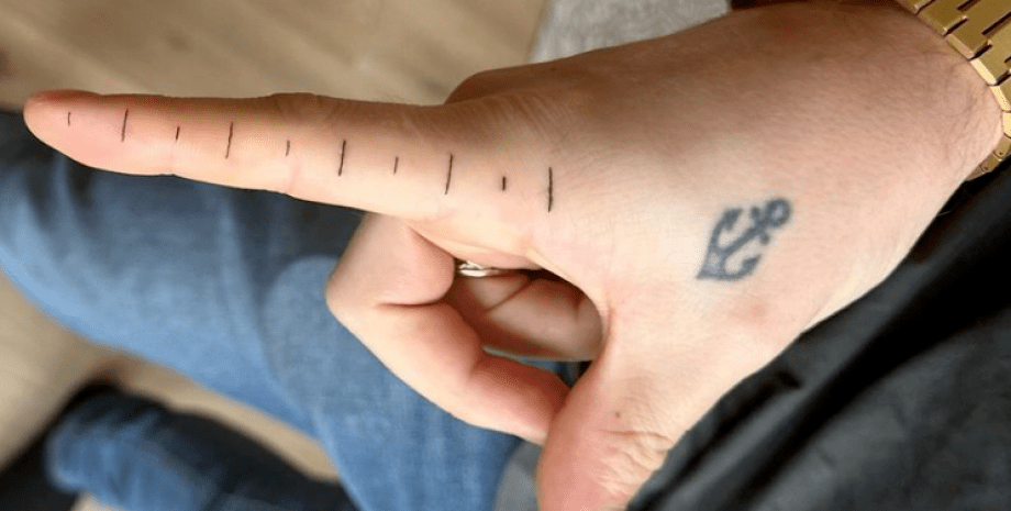 Необычные татуировки на пальцах, наколка в форме линейки, интересные идеи тату для мужчин, фото