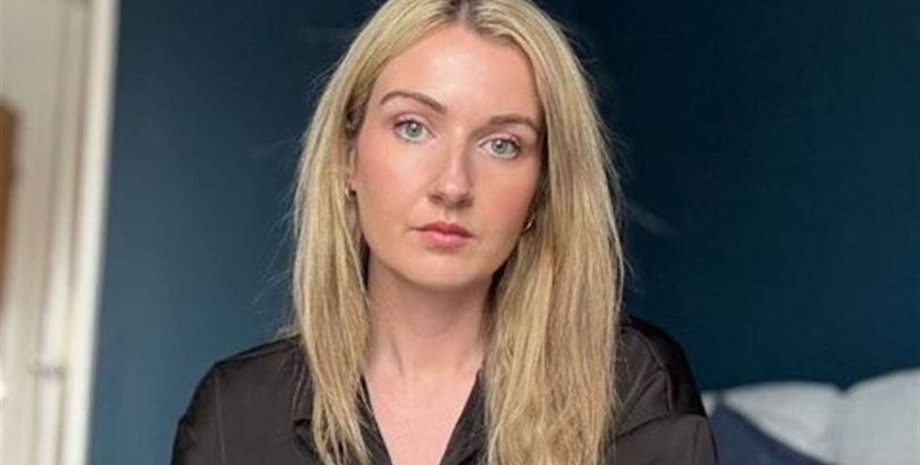 Жінку оштрафували за сміття в селі, незвичайний штраф, злочин, порушила закон, неправдиве звинувачення, жінка не палить