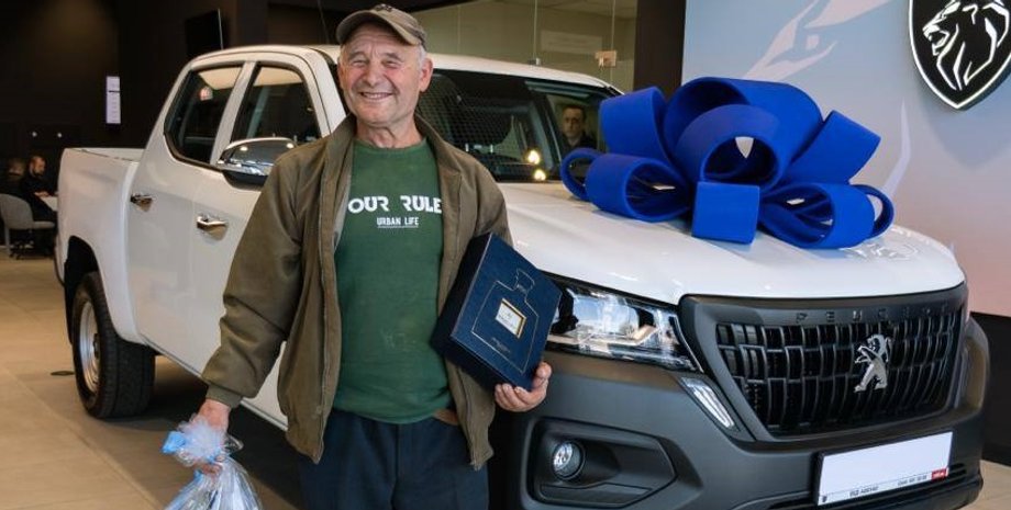 Николай Михайлович получил в подарок пикап
