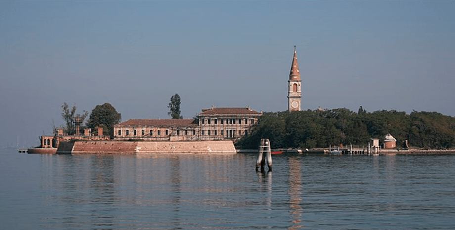 Врата ада, кратер Дарваза, огненный кратер, катакомбы Парижа, останки скелетов, Остров смерти, остров Повелья, жертвы чумы, остров с привидениями, больница Beelitz-Heilstätten, заброшенное здание, Адольф Гитлер, Остров кукол