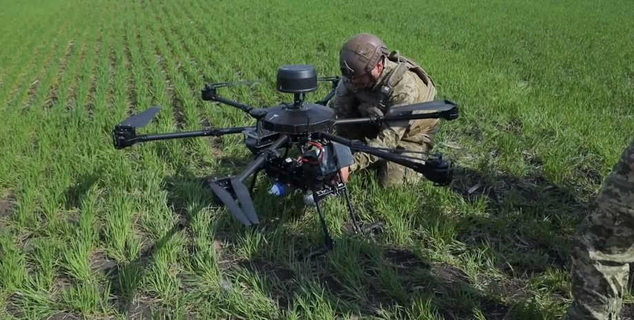 Vzhledem k intenzitě bojových operací jsou UAV jediným prostředkem k dodávání pr...