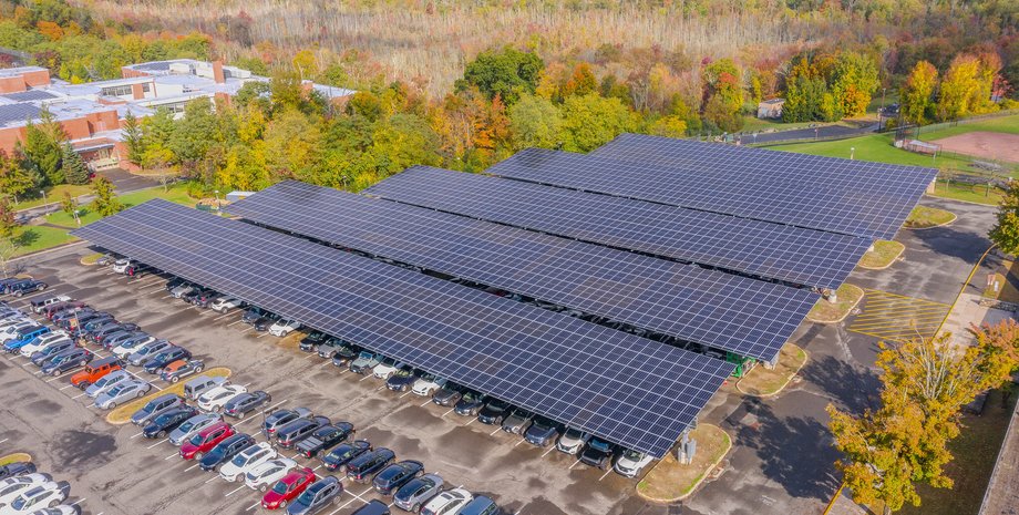 солнечные панели над парковкой риджфилд сша возобновляемая энергетика солнечные фермы