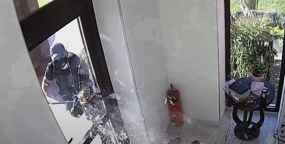 Кадр штурму з камер відеоспостереження