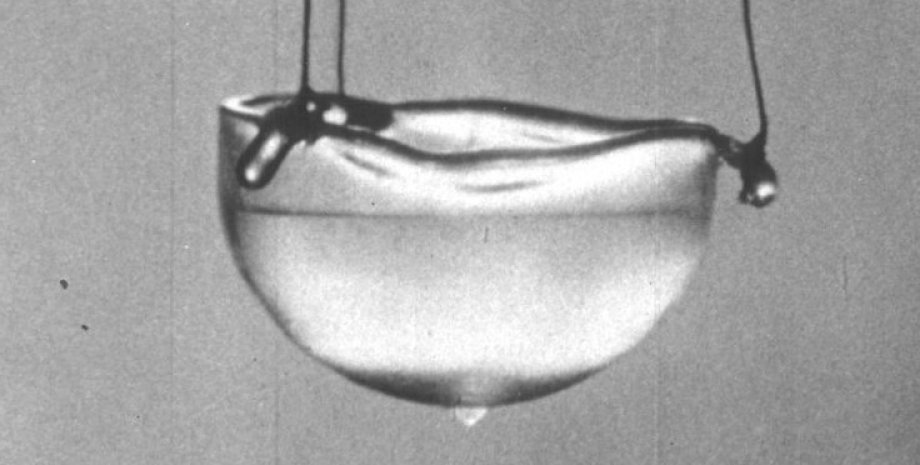 Сверхтекучий гелий выглядит как простая прозрачная жидкость, но его поведение невероятно сложно гелий, сверхтекучий гелий, сверхтекучая жидкость