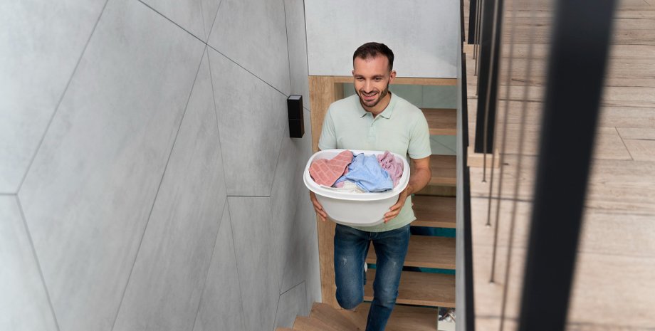 Женщина попросила мужа развесить постиранную одежду: увиденное довело ее до слез