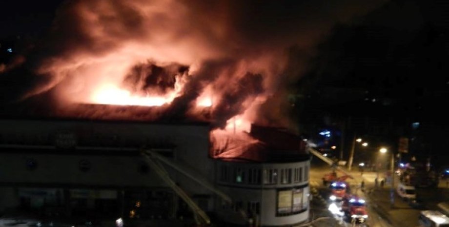 Пожар в кинотеатре "Жовтень" / Фото: Facebook\Евгений Зельман