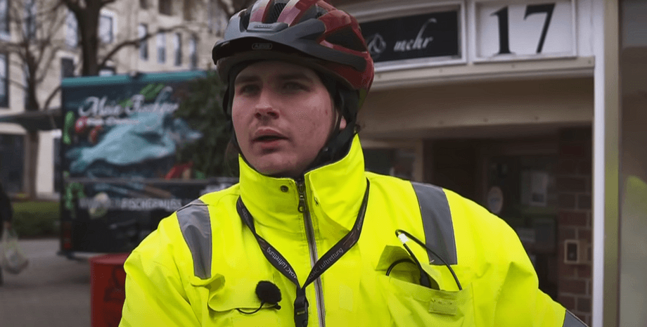 Парень ищет неправильно припаркованные машины, мастер доносов, тысячи водителей, выписывают штрафы, сотрудничает с полицией