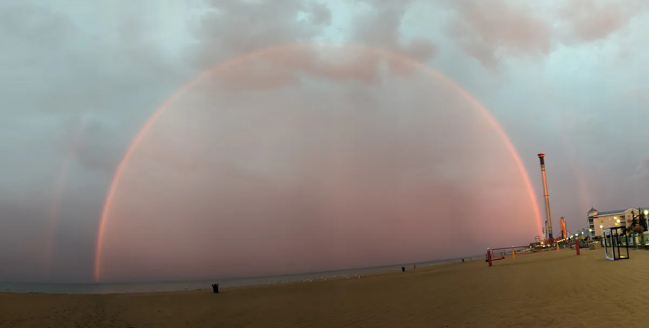 Чому в небі з'являється дивна червона веселка: що відбувається0