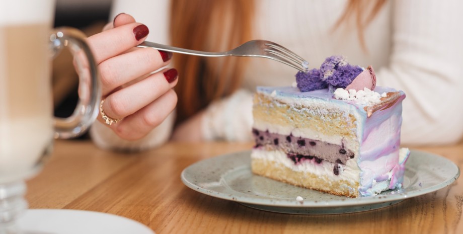 Торт, девица ест десерт Ресторан взыскал с клиентов деньги за разрезание и подачу торта, скандал, курьезы, сфера обслуживания