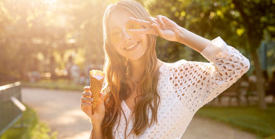 Дівчина влітку з морозивом