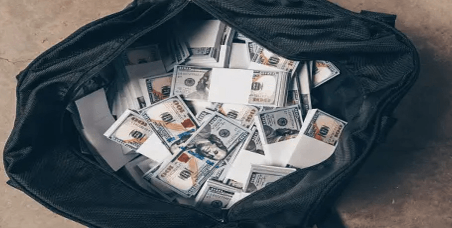 Сумка с деньгами, деньги, мужчина нашел сумку с деньгами, квитанции об уплате налогов, банк, важные документы, грозит арест