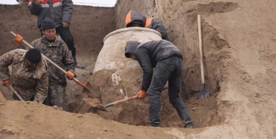 Кыргызстан, хум, керамика, сосуд, археология, археологи, раскопки, находка, исследования, исследователи, культура, ученые, бронза, железный век, артефакты, посуда, Узген, Шелковый путь