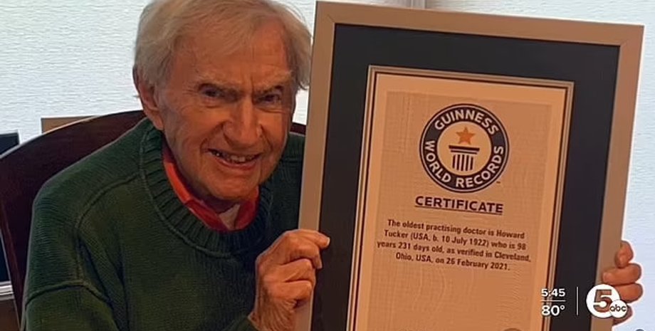 Доктор Говард Такер, довгожитель, літній чоловік, реконд, найстаріший лікар