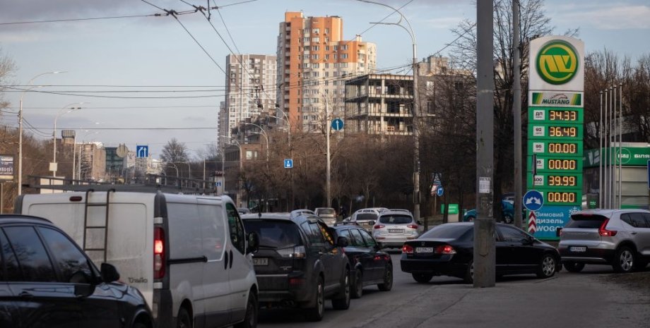 Очереди на АЗС, дефицит топлива в Украине, бензин в Украине