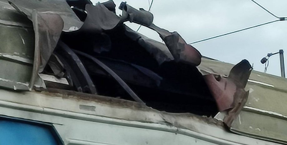 пошкоджений дах електрички Укрзалізниці біля Слатиного 24 березня