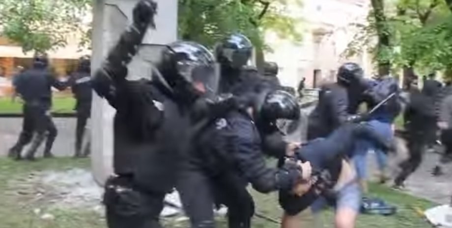 Во Львове пытались снести памятник Степану Тудору / Скриншот видео