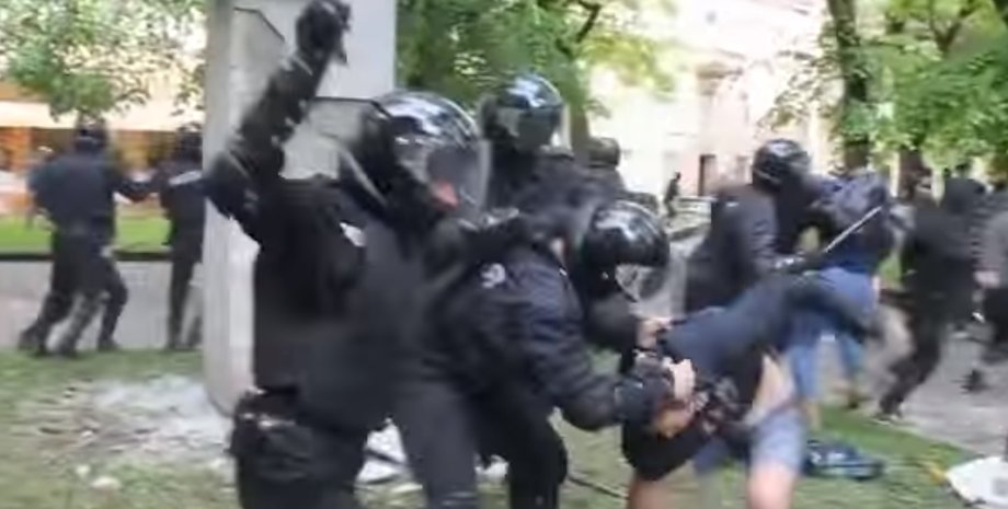 Во Львове пытались снести памятник Степану Тудору / Скриншот видео