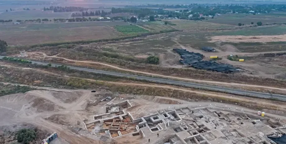 останки, археологія, розкопки, дослідження, останки жінки, останки тварини, осел, останки віслюка, знахідка, поховання, поховання тварин, поховання людей, розкопки ізраїль, кераміка, глиняний посуд, випалювання глини, піч, піч для випалювання глини