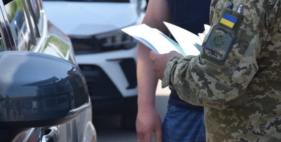 перетин кордону, військовий квиток, ДПСУ, прикордонник, перевірка документів