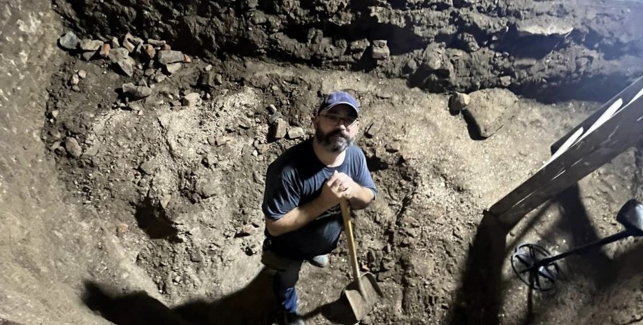 Ученые исследуют неизвестное помещение замка Паланок в Мукачево: раскопки, которые начались в августе, продолжаются замок, раскопки, исследования, грунт, археологи, ученые, музей, мусор, помещение, пол, история, исследователи, археология