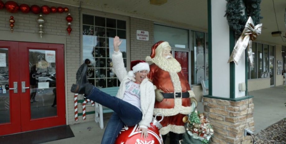 Жінка живе в місті Санта-Клаус, Різдво, Санта-Клаус, атмосфера свята, різдвяні прикраси, Різдво цілий рік