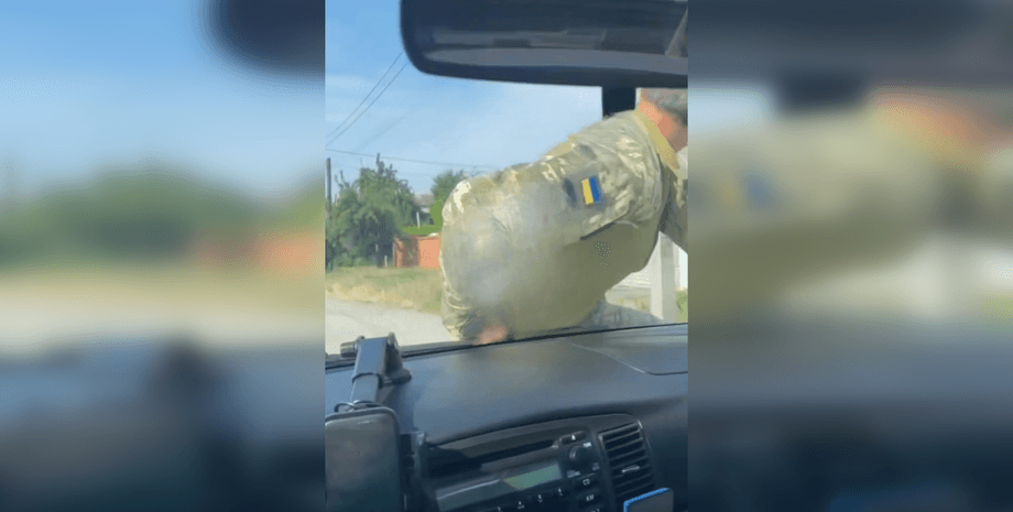 У Київській області провезли на капоті військового