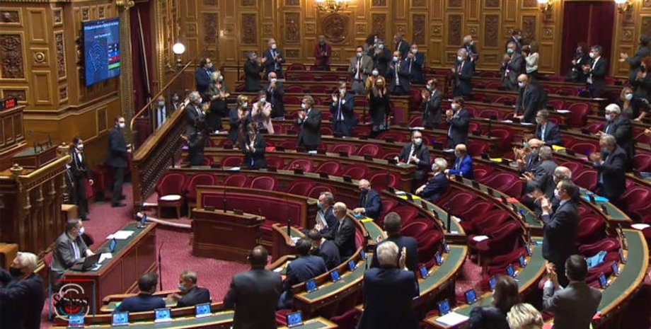 Сенаторы встретили принятие документа аплодисментами стоя.