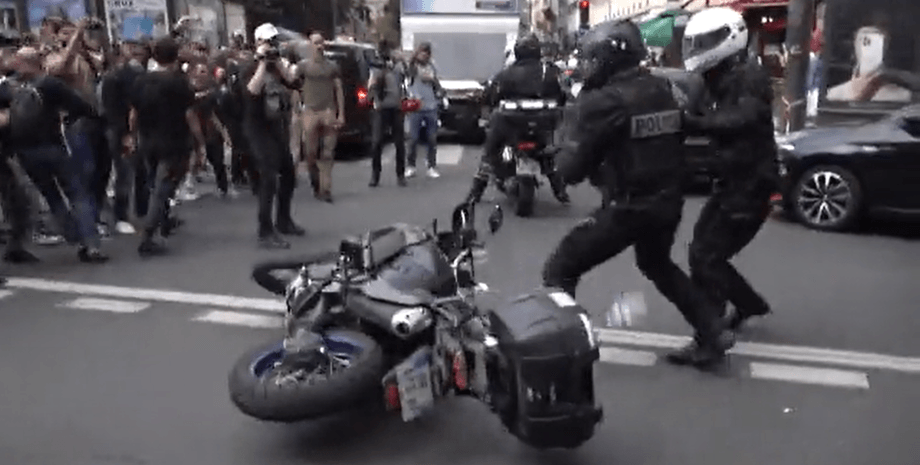 Акция протеста против обязательной вакцинации в Париже