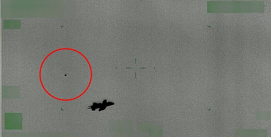 За истребителем следует неопознанный воздушный шар