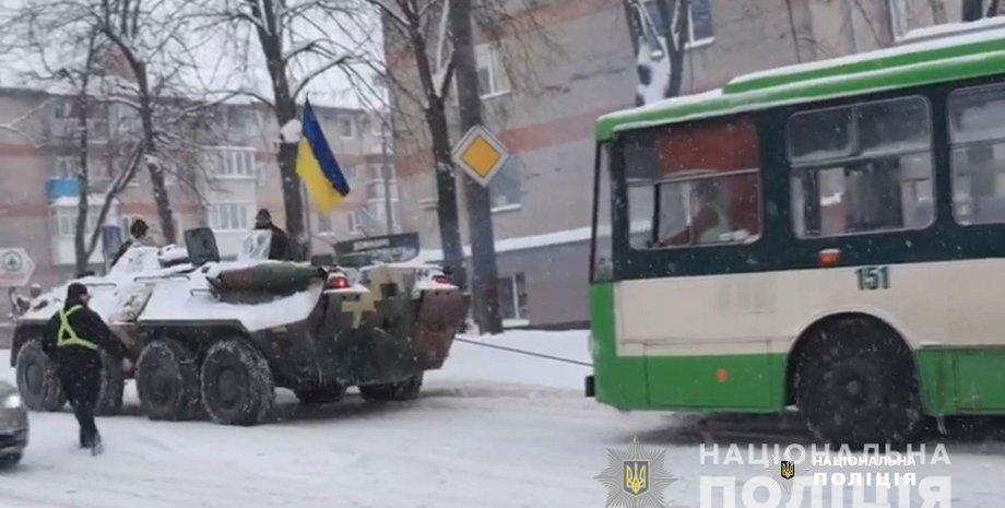 БТР, тролейбус, рівно, евакуація, сніг, негода