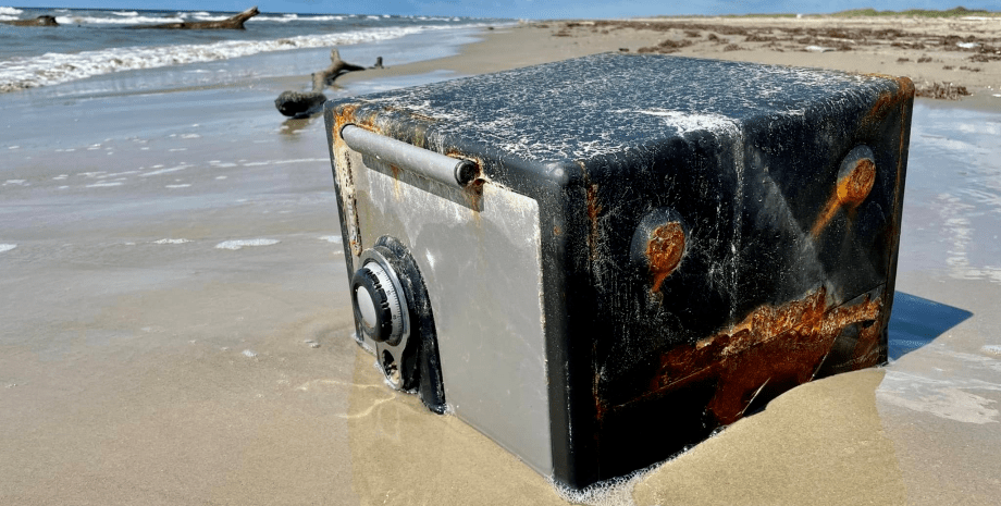 Сейф, сейф выбросило на берег, выбросило на пляж, исследователи нашли сейф, вскрыли сейф, находка