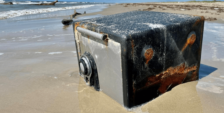Сейф, сейф выбросило на берег, выбросило на пляж, исследователи нашли сейф, вскрыли сейф, находка
