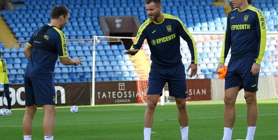 Караваев, Ярмоленко и Сидорчук, футболисты сборной фото,