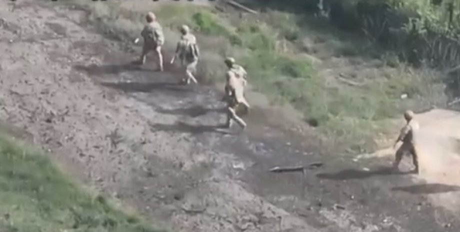 Ukraińscy obrońcy znaleźli wrogą piechotę, gdy zgromadzili się bliżej linii fron...