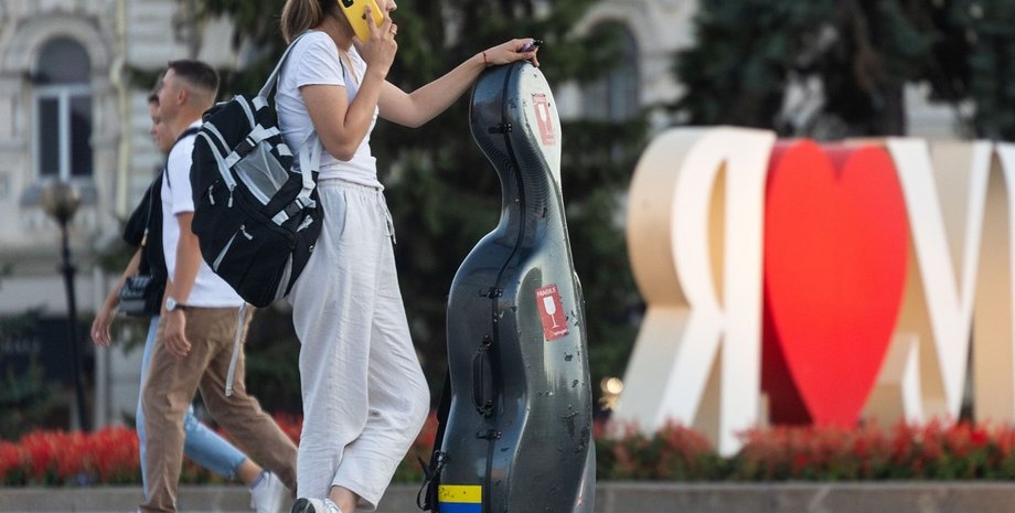 дівчина з мобільним телефоном