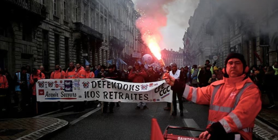 Париж, Франція, протест, мітинг, пенсійна реформа, протестуючі, заворушення