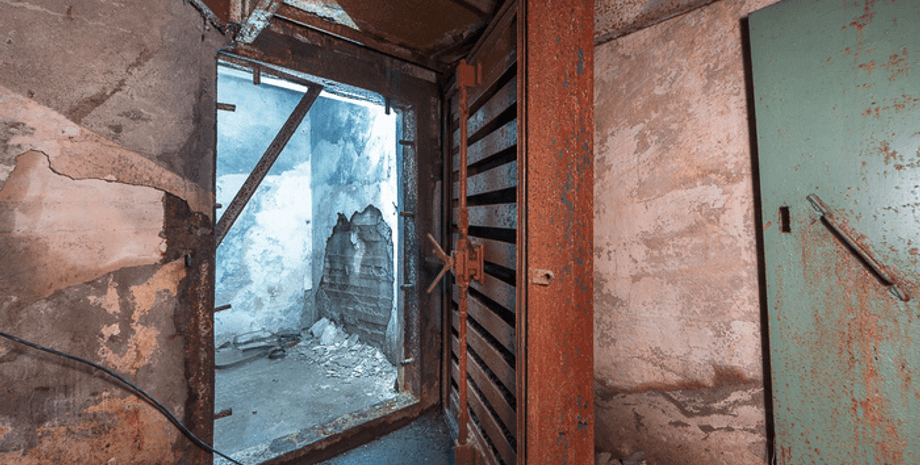 Тайная комната, проклятая комната, тайная дверь, дверь за шкафом, дверь в стене, спрятанная комната, сбежала из дома,