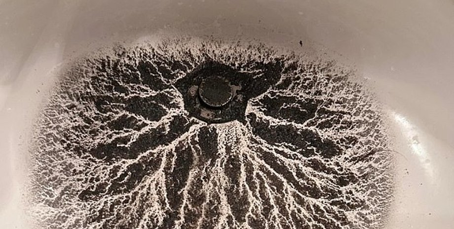 Незвичайний малюнок, що залишився на раковині