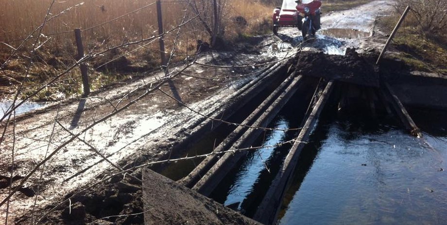 Разрушенный мост у Золотого / Фото: Facebook Юрия Клименко