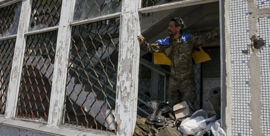 Боец АТО в Марьинке / Фото: Reuters