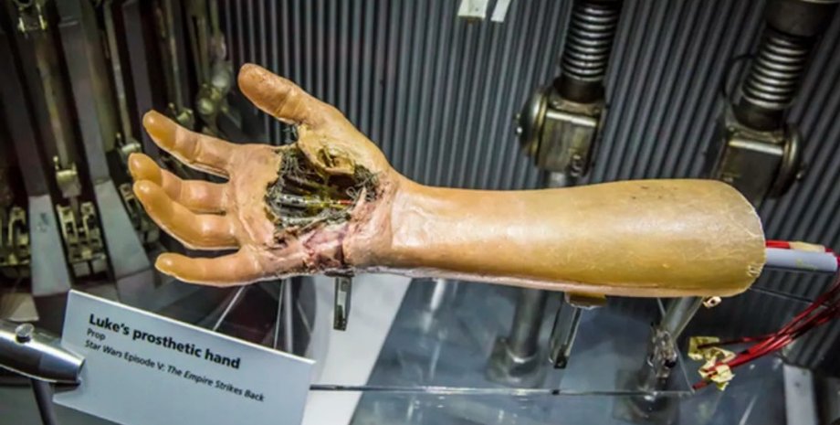 Рука Люка Скайуокер из фильма. Фото: James Martin/CNET