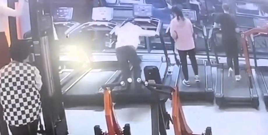 женщина спортзал беговая дорожка суд