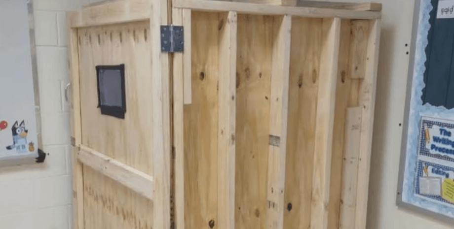 Деревянная конструкция с дверцей, установленная в помещении начальной школы St. Regis Mohawk