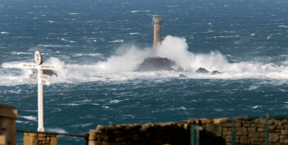 Маяк Лонгшипс, Англия, звук сирены, постоянный шум, бесконечный шум, британский город, настоящая пытка, исторический маяк,